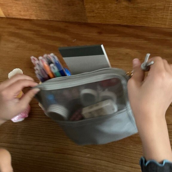 お家から外へ、どこでもワープ!スリムなのにたっぷり大容量の『旅するポーチ』スタッフはどう使う?