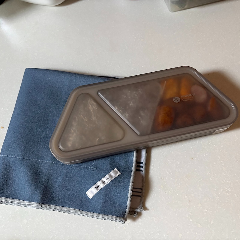 通学弁当も学童弁当も◎ピタッと包める保冷クロスで『お弁当準備ラクちん化』にスタッフが挑戦！