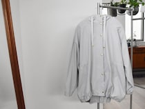 春アウターの季節！アレンジで印象が変わる、着回しが広がる「きれいめマウンテンパーカー」