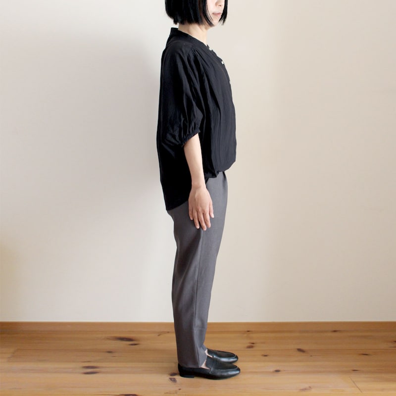 今さら冒険できないけれど、変化は欲しい。40代の脱マンネリに「万能テーパードパンツ」