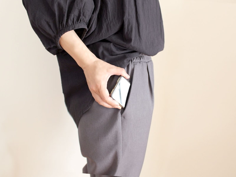 今さら冒険できないけれど、変化は欲しい。40代の脱マンネリに「万能テーパードパンツ」