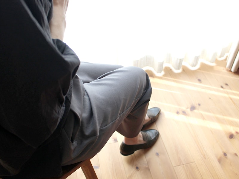 今さら冒険できないけれど、変化は欲しい。40代の脱マンネリに「万能テーパードパンツ」