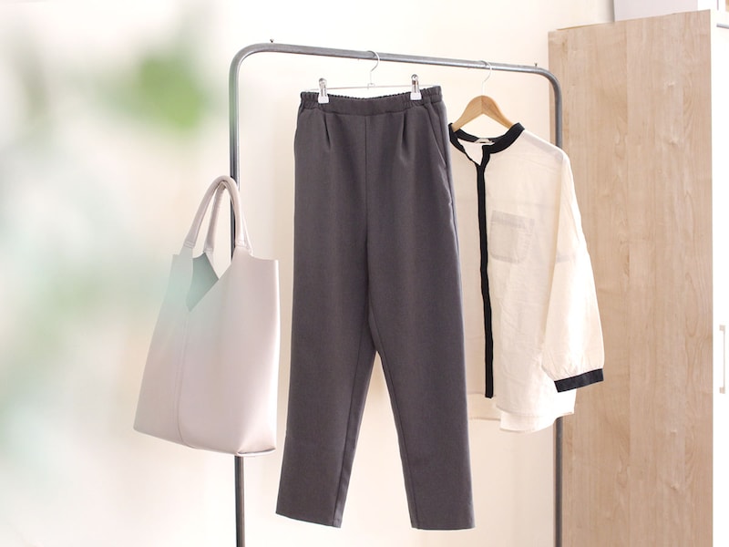 今さら冒険できないけれど、変化は欲しい。40代の脱マンネリに「万能テーパードパンツ」