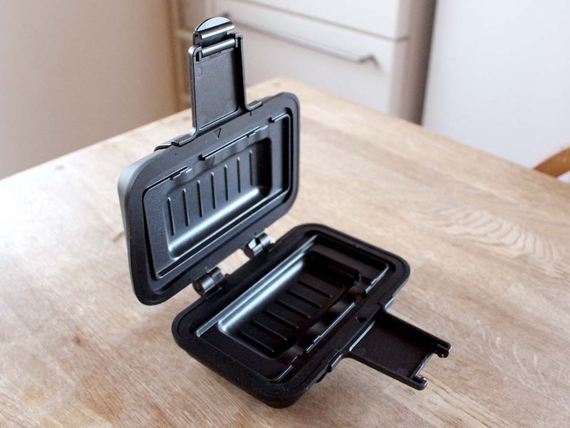 レンチンでこの「ザクッと焼き目」は感動！手軽すぎる、食べ切りホットサンドメーカー