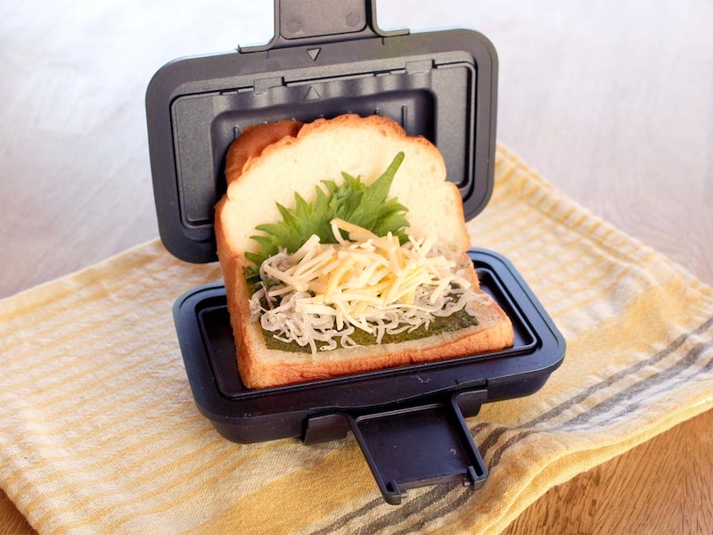 レンチンでこの「ザクッと焼き目」は感動!手軽すぎる、食べ切りホットサンドメーカー