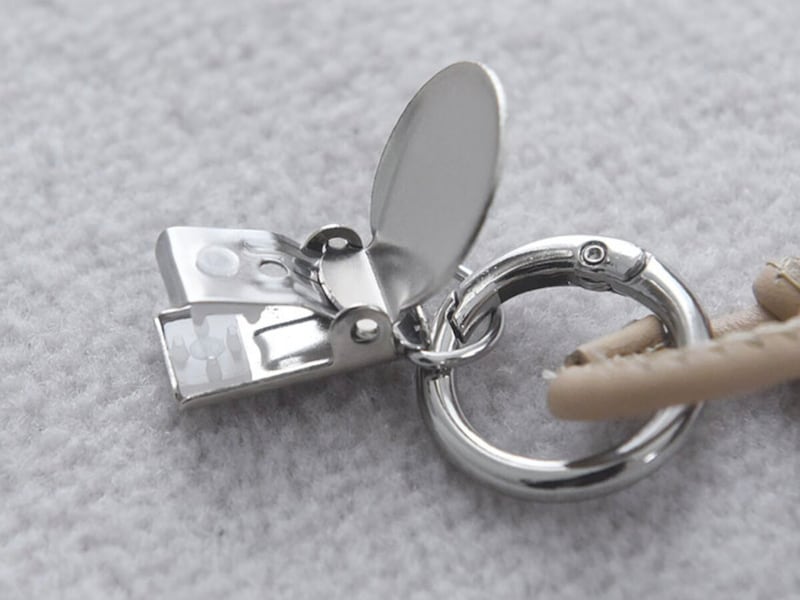 脱いだ帽子をハンズフリーで持ち歩き！街歩きにも子どもと外出にも手放せない「ハットクリップ」スタッフ愛用レポ