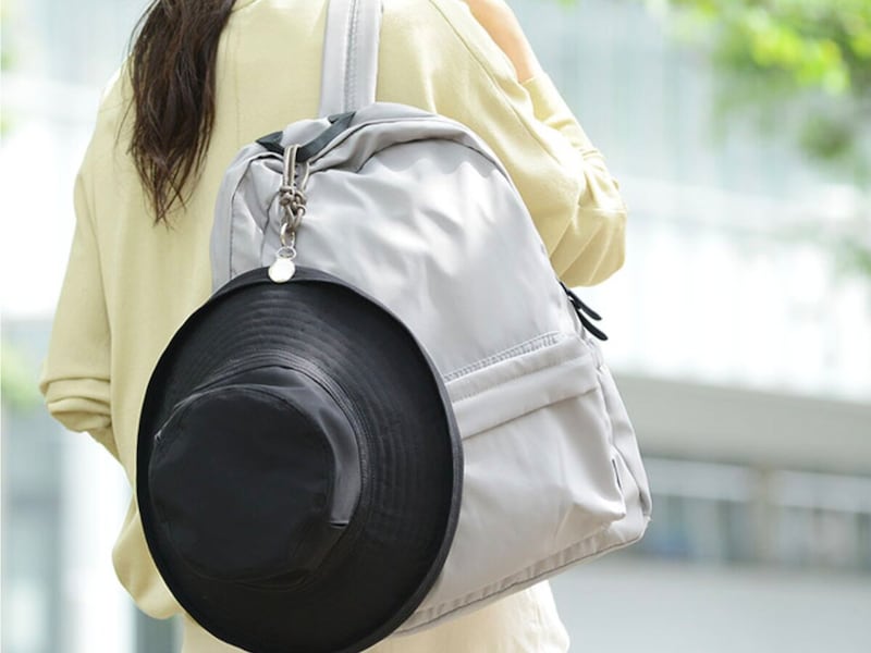 脱いだ帽子をハンズフリーで持ち歩き！街歩きにも子どもと外出にも手放せない「ハットクリップ」スタッフ愛用レポ