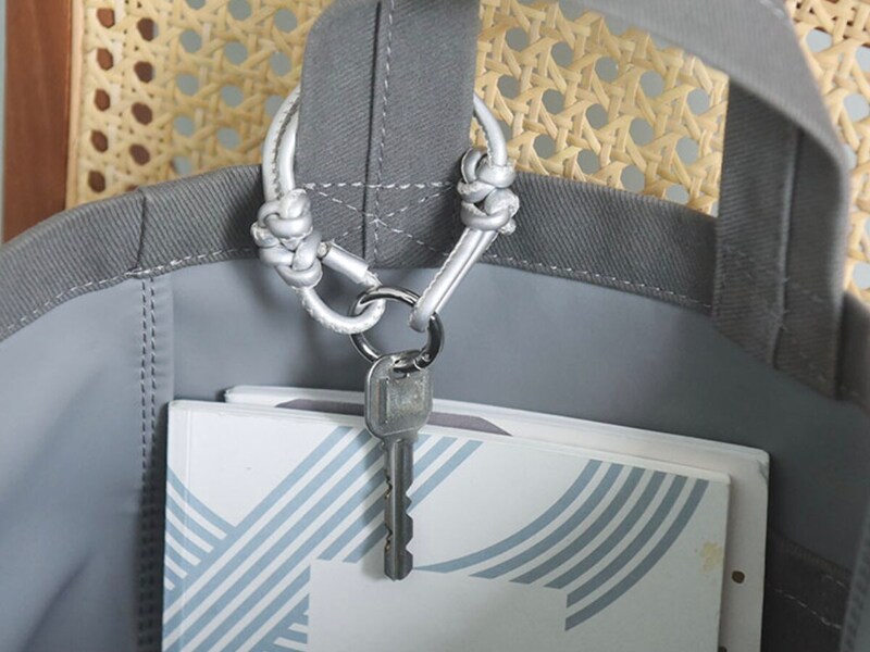 脱いだ帽子をハンズフリーで持ち歩き！街歩きにも子どもと外出にも手放せない「ハットクリップ」スタッフ愛用レポ