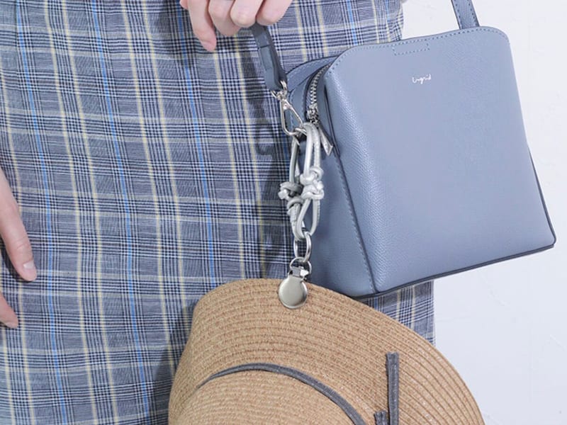 脱いだ帽子をハンズフリーで持ち歩き！街歩きにも子どもと外出にも手放せない「ハットクリップ」スタッフ愛用レポ