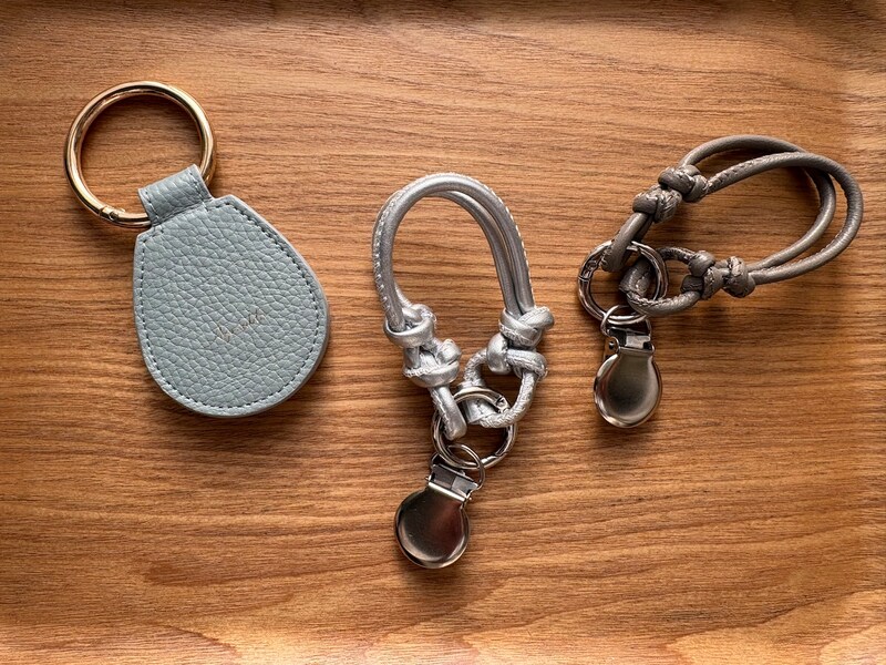 脱いだ帽子をハンズフリーで持ち歩き！街歩きにも子どもと外出にも手放せない「ハットクリップ」スタッフ愛用レポ