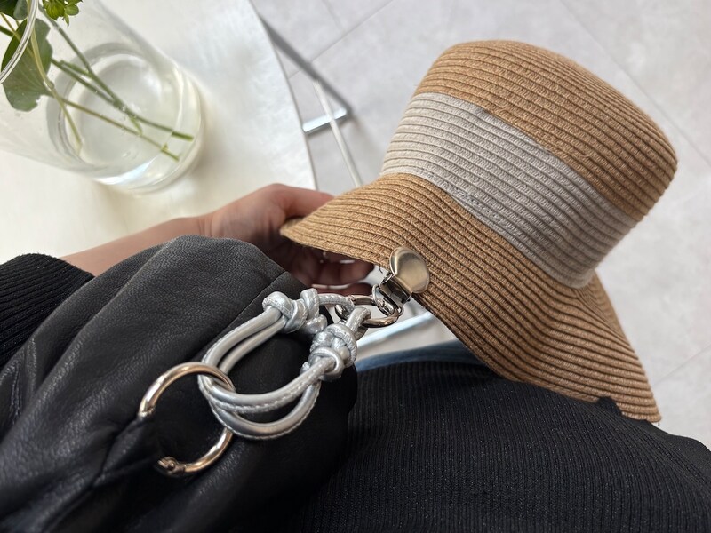 脱いだ帽子をハンズフリーで持ち歩き！街歩きにも子どもと外出にも手放せない「ハットクリップ」スタッフ愛用レポ