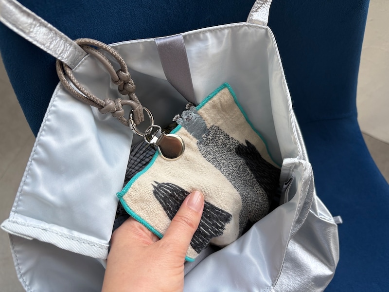 脱いだ帽子をハンズフリーで持ち歩き！街歩きにも子どもと外出にも手放せない「ハットクリップ」スタッフ愛用レポ