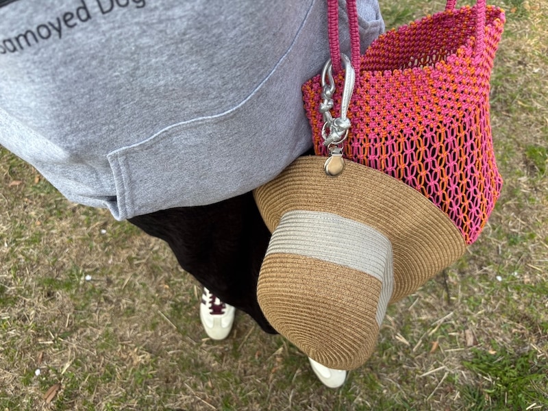 脱いだ帽子をハンズフリーで持ち歩き！街歩きにも子どもと外出にも手放せない「ハットクリップ」スタッフ愛用レポ