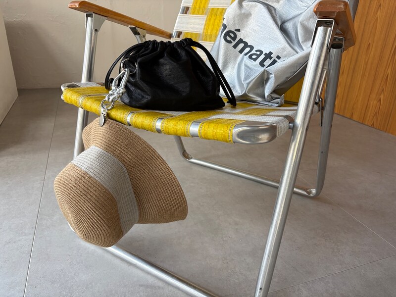 脱いだ帽子をハンズフリーで持ち歩き！街歩きにも子どもと外出にも手放せない「ハットクリップ」スタッフ愛用レポ