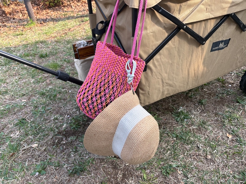 脱いだ帽子をハンズフリーで持ち歩き！街歩きにも子どもと外出にも手放せない「ハットクリップ」スタッフ愛用レポ