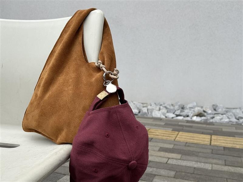 脱いだ帽子をハンズフリーで持ち歩き！街歩きにも子どもと外出にも手放せない「ハットクリップ」スタッフ愛用レポ