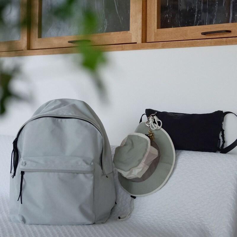 脱いだ帽子をハンズフリーで持ち歩き！街歩きにも子どもと外出にも手放せない「ハットクリップ」スタッフ愛用レポ