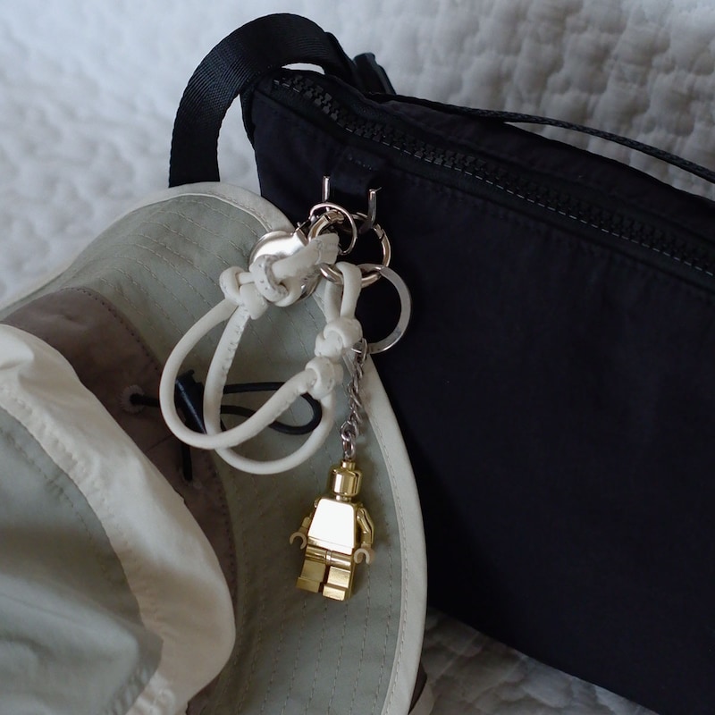 脱いだ帽子をハンズフリーで持ち歩き！街歩きにも子どもと外出にも手放せない「ハットクリップ」スタッフ愛用レポ