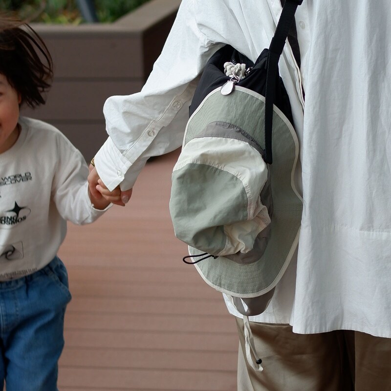脱いだ帽子をハンズフリーで持ち歩き！街歩きにも子どもと外出にも手放せない「ハットクリップ」スタッフ愛用レポ