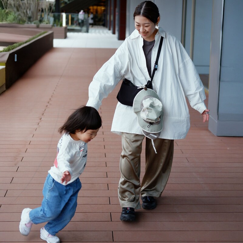 脱いだ帽子をハンズフリーで持ち歩き！街歩きにも子どもと外出にも手放せない「ハットクリップ」スタッフ愛用レポ