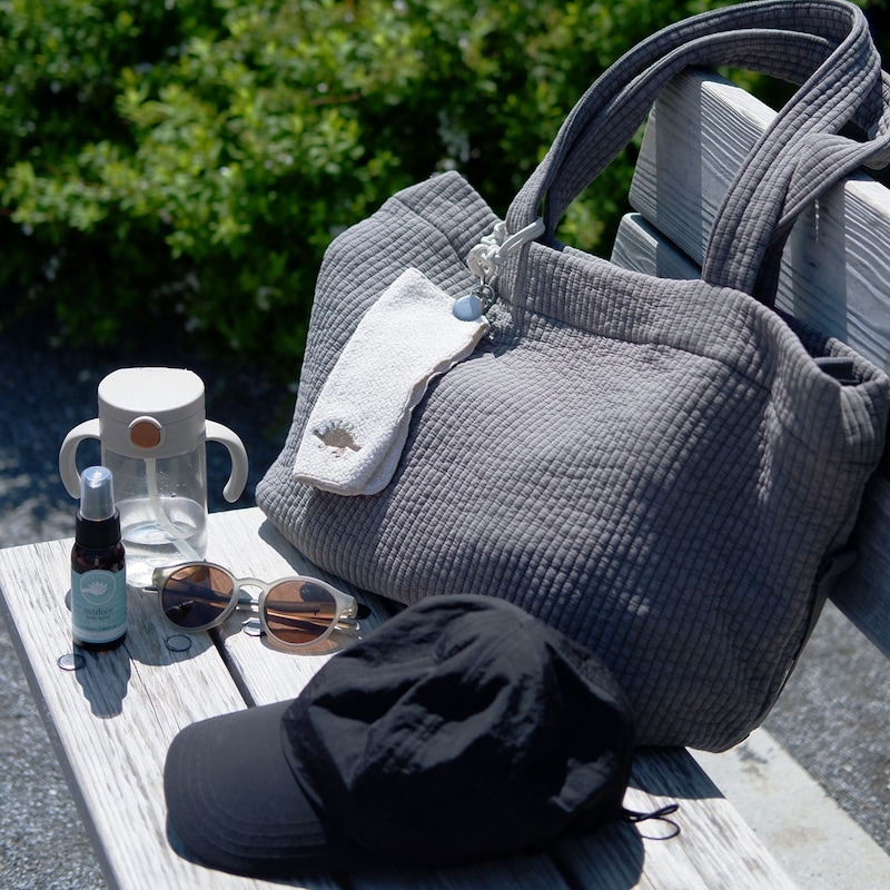 脱いだ帽子をハンズフリーで持ち歩き！街歩きにも子どもと外出にも手放せない「ハットクリップ」スタッフ愛用レポ