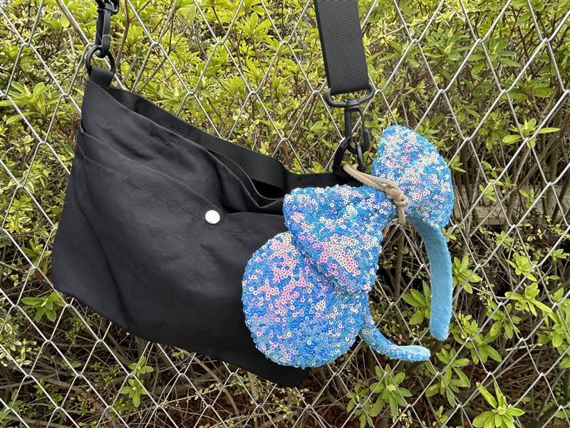 脱いだ帽子をハンズフリーで持ち歩き！街歩きにも子どもと外出にも手放せない「ハットクリップ」スタッフ愛用レポ