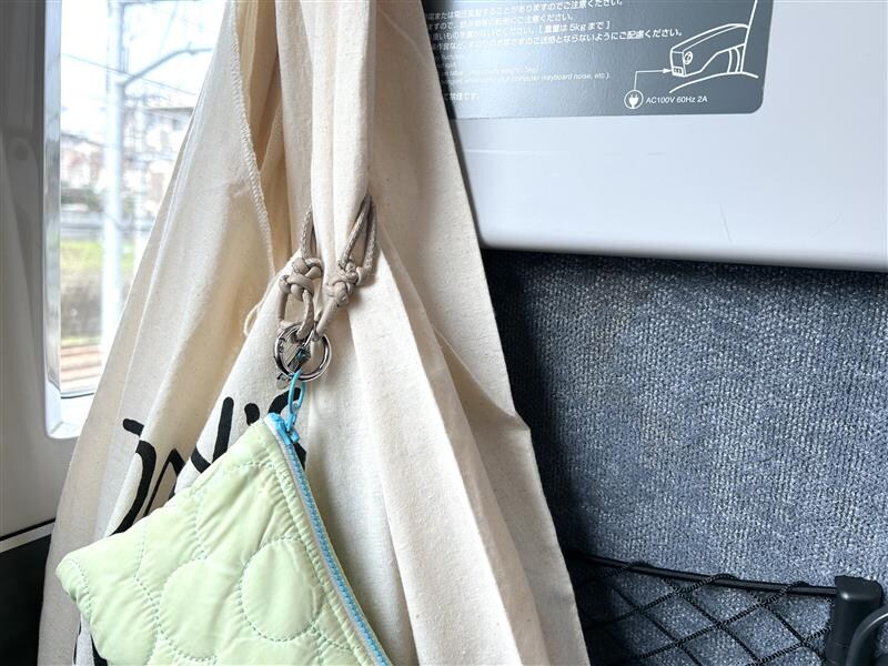 脱いだ帽子をハンズフリーで持ち歩き！街歩きにも子どもと外出にも手放せない「ハットクリップ」スタッフ愛用レポ