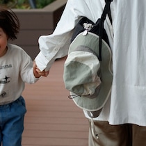 脱いだ帽子をハンズフリーで持ち歩き！街歩きにも子どもと外出にも手放せない「ハットクリップ」スタッフ愛用レポ