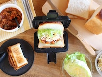 レンチンでこの「ザクッと焼き目」は感動！手軽すぎる、食べ切りホットサンドメーカー