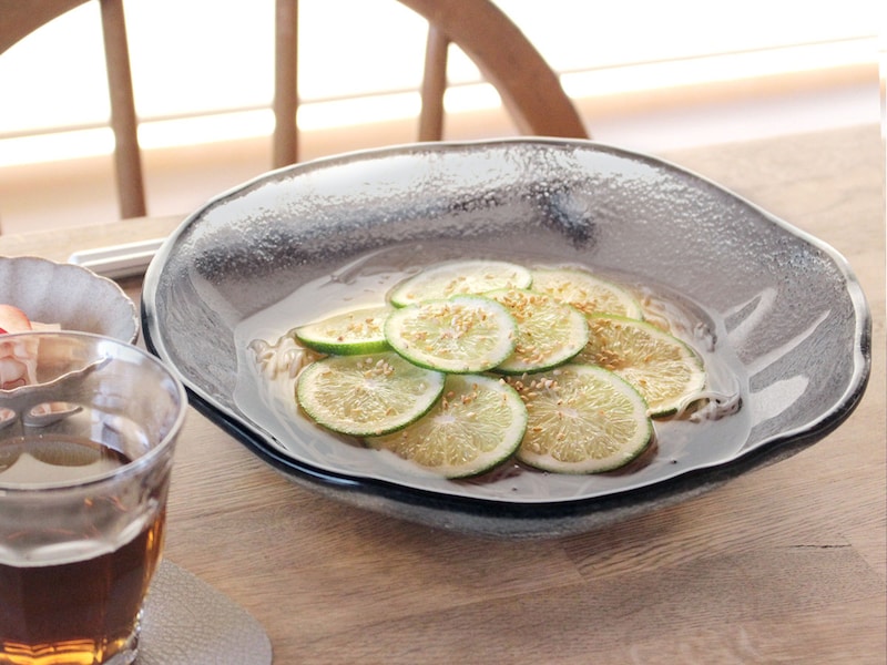 やわらかくて、どこか儚げ。光がゆらぐガラスのうつわを、わが家の夏の食卓に