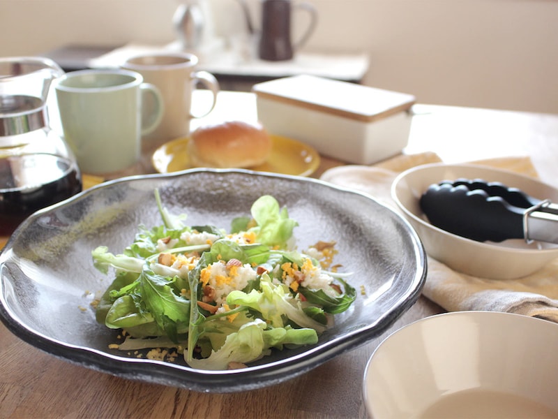 やわらかくて、どこか儚げ。光がゆらぐガラスのうつわを、わが家の夏の食卓に