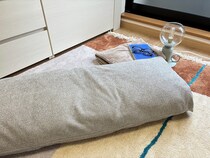 オフシーズンの毛布や掛け布団が、わが家の“くつろぎクッション”に