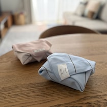 お弁当も水筒もこれひとつ。使い方広がる「ピタッと包める保冷ランチクロス」