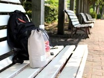 軽い、かさばらない、手持ちOK。暑い日のお出掛けがラクになるペットボトルカバー