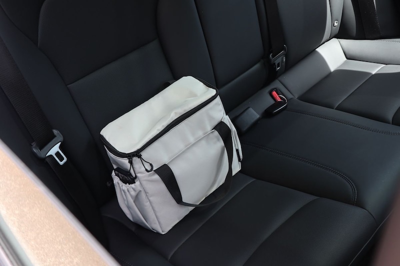 あつ〜い車内の心強い味方!「浮かせる車の冷蔵庫」スタッフたちはこんなシーンで使っています