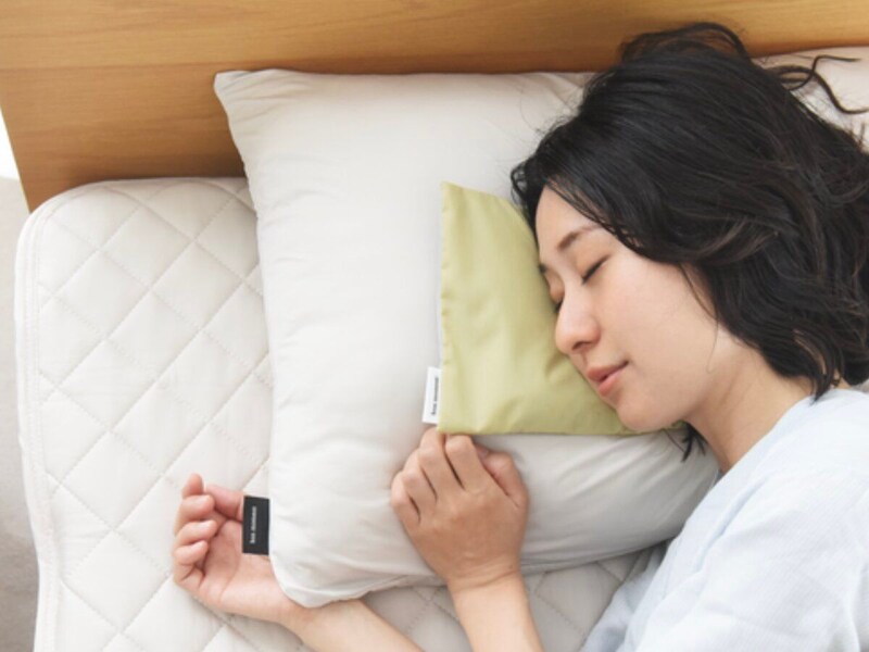 冷やさなくてもヒンヤリ熟睡、夏の寝つき対策『北極まくら』。頭寒足熱をお手軽に！