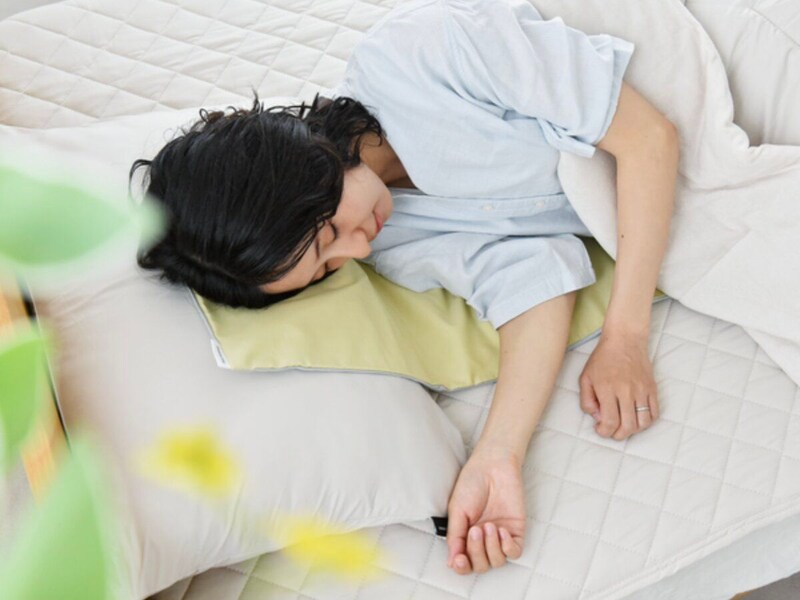 冷やさなくてもヒンヤリ熟睡、夏の寝つき対策『北極まくら』。頭寒足熱をお手軽に！