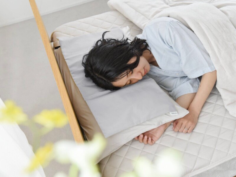 冷やさなくてもヒンヤリ熟睡、夏の寝つき対策『北極まくら』。頭寒足熱をお手軽に！