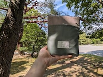 この絶妙サイズがいい！頼れる『薄型保冷ミニポーチ』で荷物コンパクトに熱中症対策