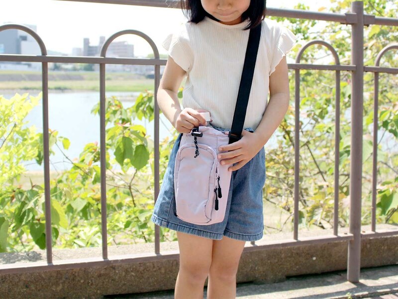 ドリンクと必需品を小さくまとめて。夏のちょっとしたお出掛けに、親子リンク「保冷ショルダー」