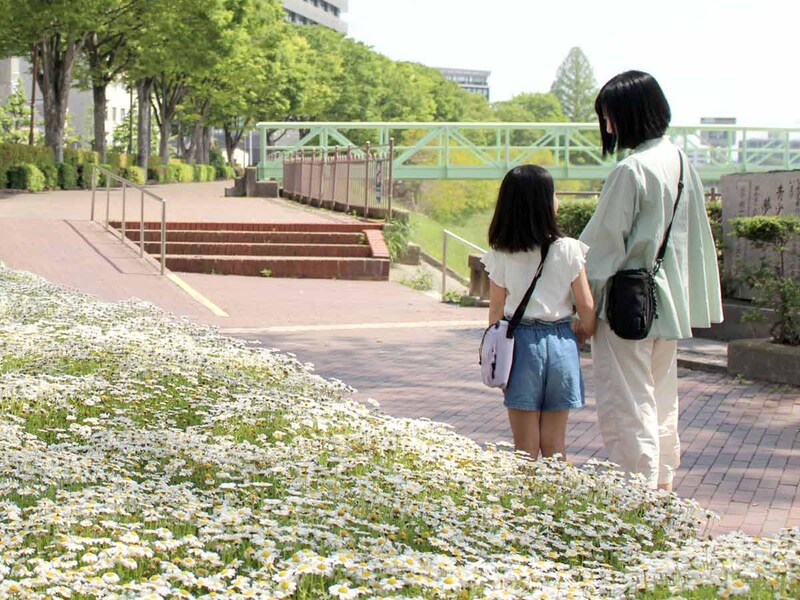 ドリンクと必需品を小さくまとめて。夏のちょっとしたお出掛けに、親子リンク「保冷ショルダー」