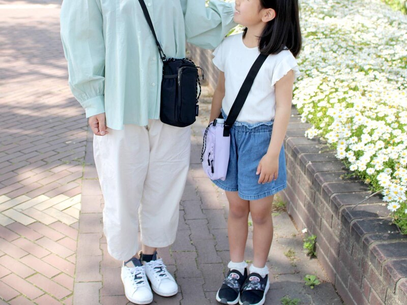 ドリンクと必需品を小さくまとめて。夏のちょっとしたお出掛けに、親子リンク「保冷ショルダー」