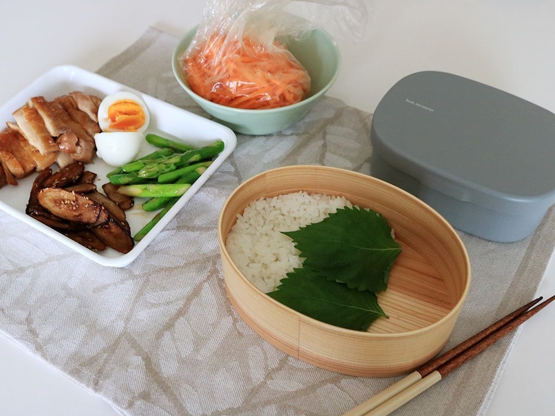600mlの小判型、ゆったり詰められて食洗機も可能な「曲げわっぱ弁当」で、暑い季節も安全に美味しく