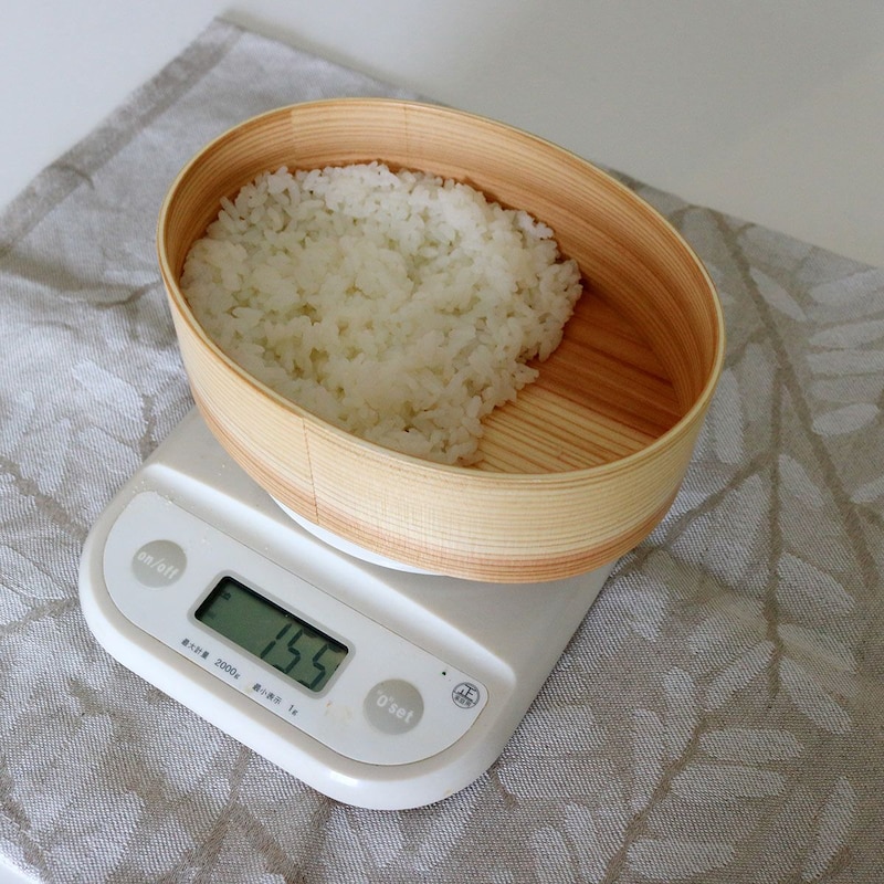 600mlの小判型、ゆったり詰められて食洗機も可能な「曲げわっぱ弁当」で、暑い季節も安全に美味しく