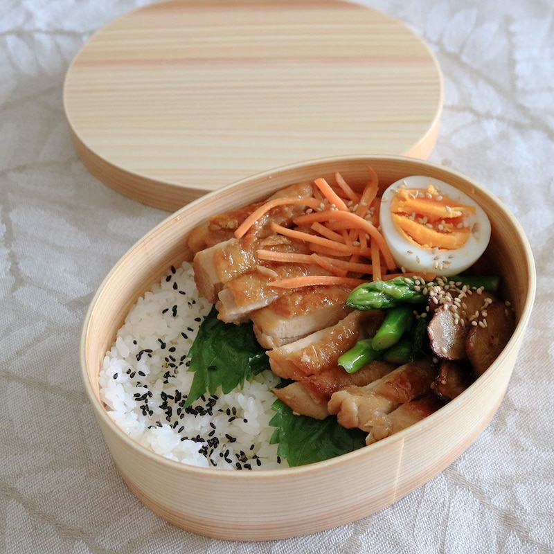 600mlの小判型、ゆったり詰められて食洗機も可能な「曲げわっぱ弁当」で、暑い季節も安全に美味しく