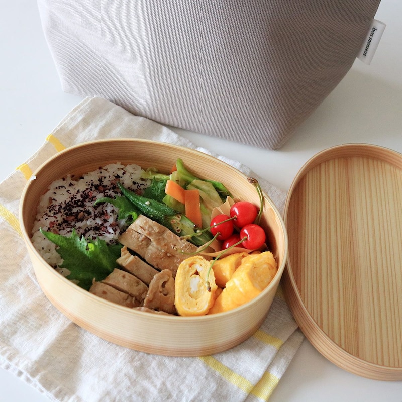 600mlの小判型、ゆったり詰められて食洗機も可能な「曲げわっぱ弁当」で、暑い季節も安全に美味しく