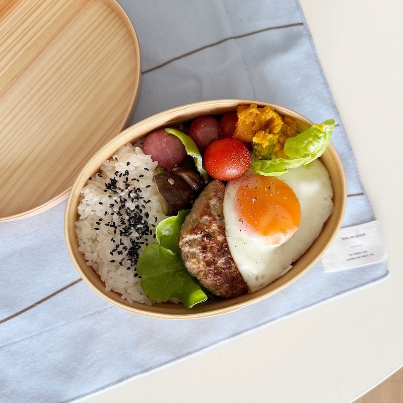 600mlの小判型、ゆったり詰められて食洗機も可能な「曲げわっぱ弁当」で、暑い季節も安全に美味しく