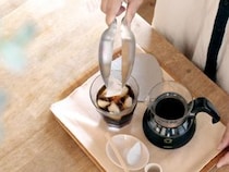 なるほど便利。氷スコップとトングが一体化、レイエの「すくえるアイストング」