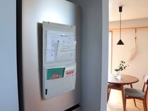 プリントは冷蔵庫に直貼り？仕分けもできる収納ポケットなら「しまう」も「確認」も一度に叶う！