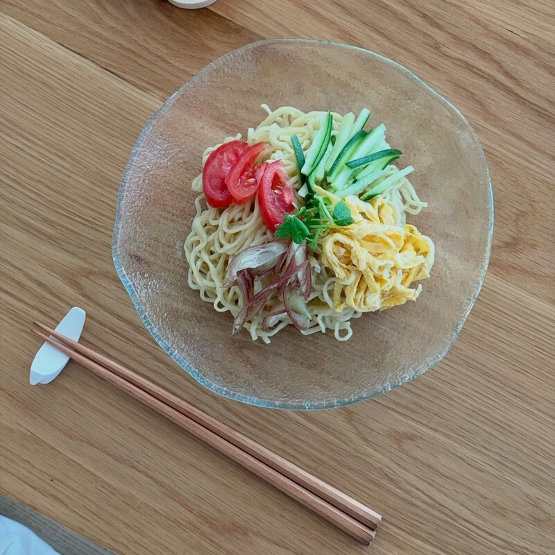 見た目も涼しげ!ひんやり麺にぴったりな「ガラスの深ボウル」インスタグラマーさんはこんなメニューで愛用中